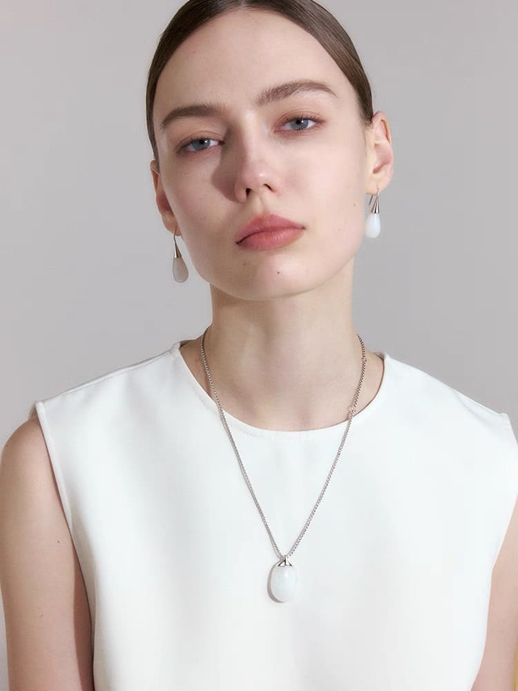 Niva Resin Pendant Necklace